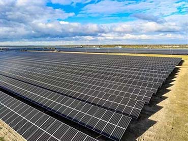 Instalação de sistema de montagens de painéis solares fixos no solo
